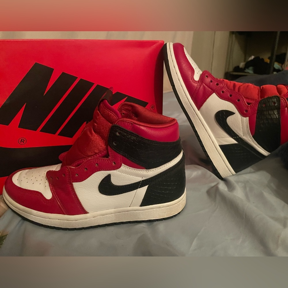 Womans jordan 1 high Og Satin Snake size 6